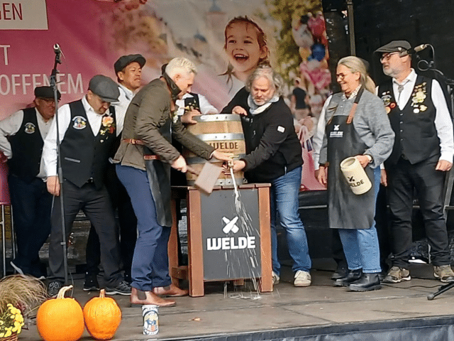 Beim offiziellen Fassbieranstich der Schwetzinger Kerwe 2026 wird auf der Festbühne ein Bierfass angezapft.