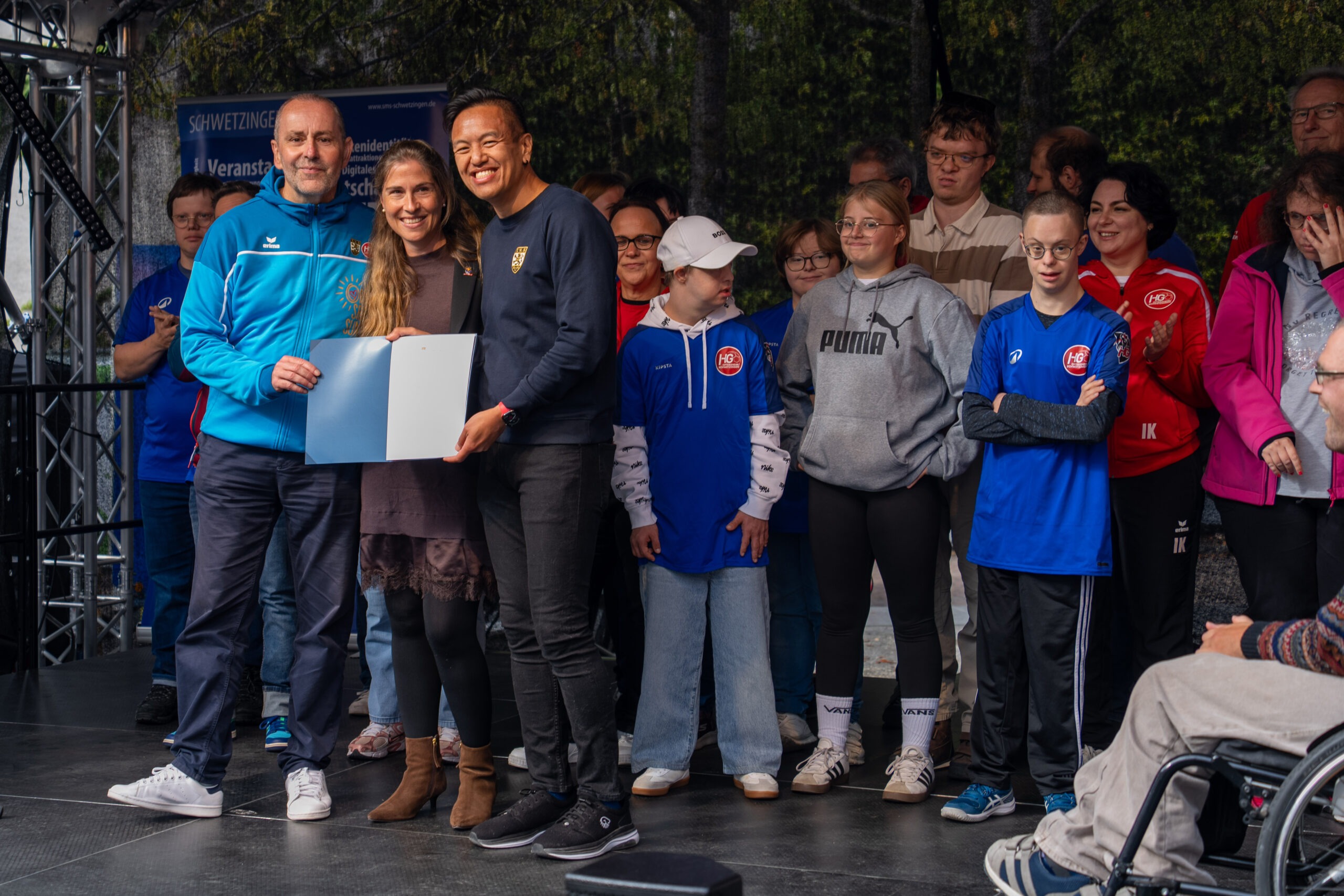 Urkundenübergabe auf der Bühne bei der Sportlerehrung 2026 in Schwetzingen
